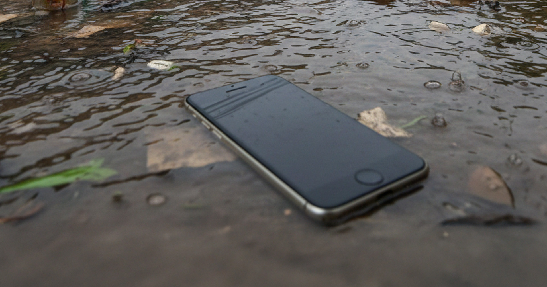 มือถือตกน้ำ เปียกน้ำ จากเหตุน้ำท่วม ต้องทำไง ? ถังข้าวสารช่วยได้จริงรึเปล่า ?