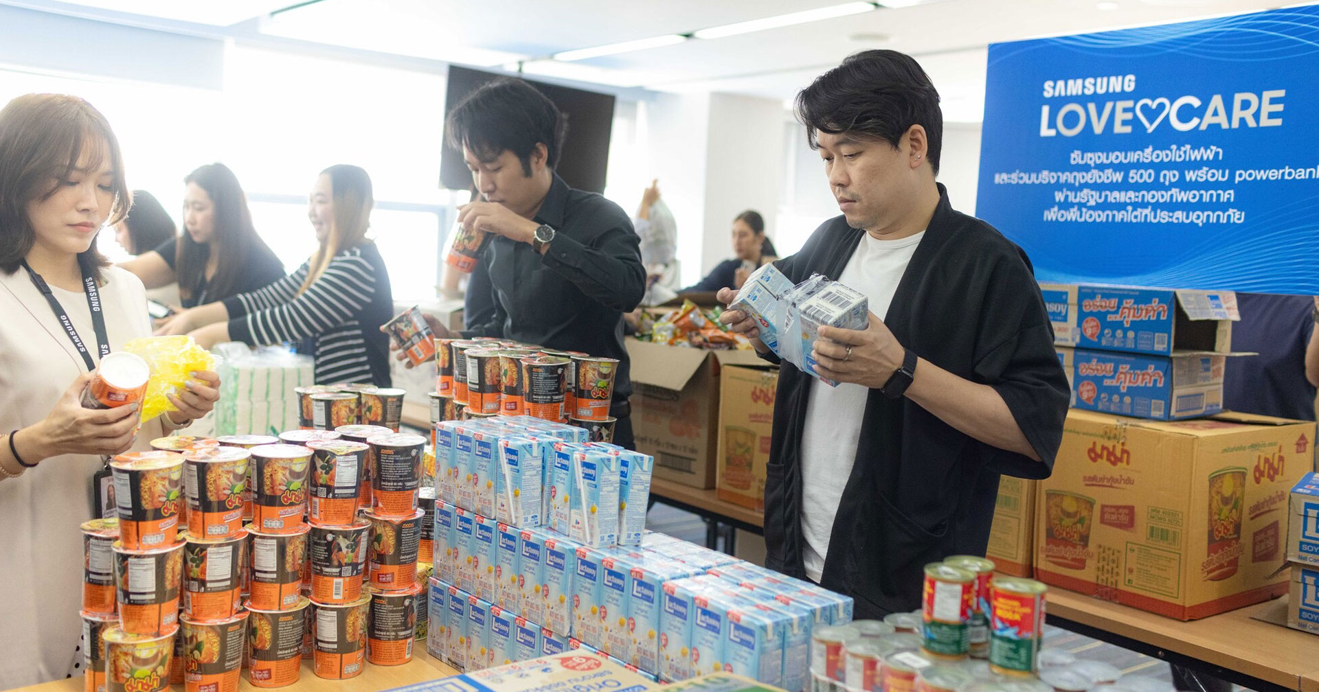 ซัมซุง เคียงข้างชาวใต้ ฝ่าวิกฤตน้ำท่วม มอบถุงยังชีพ-เครื่องใช้ไฟฟ้า พร้อมดูแลต่อด้วยบริการซ่อมฟรี