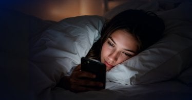 วิจัยชี้ ! วัยรุ่น – ผู้ใหญ่ ไถมือถือก่อนนอน กระทบการนอนไม่เท่ากัน