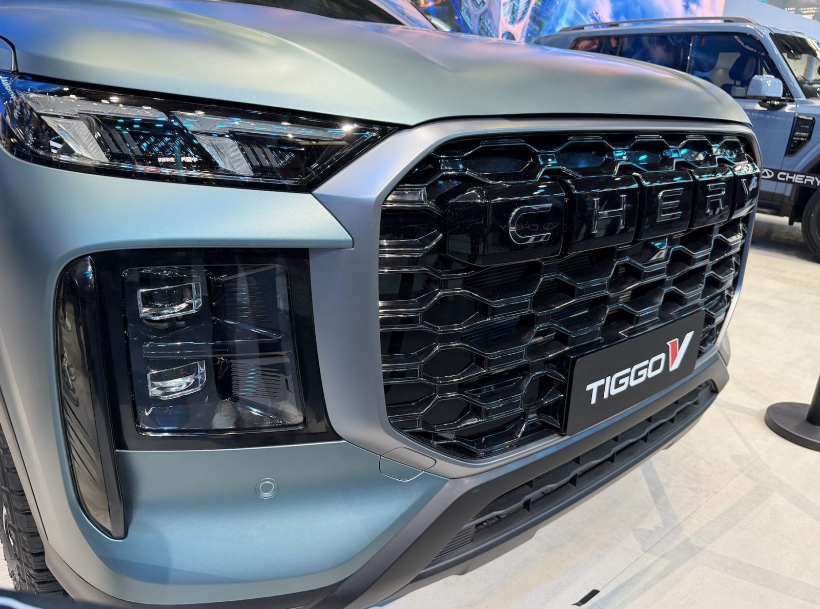 กระจังหน้าของ CHERY TIGGO V มีขนาดใหญ่สีดำลายรังผึ้งตัดกับโลโก้ CHERY