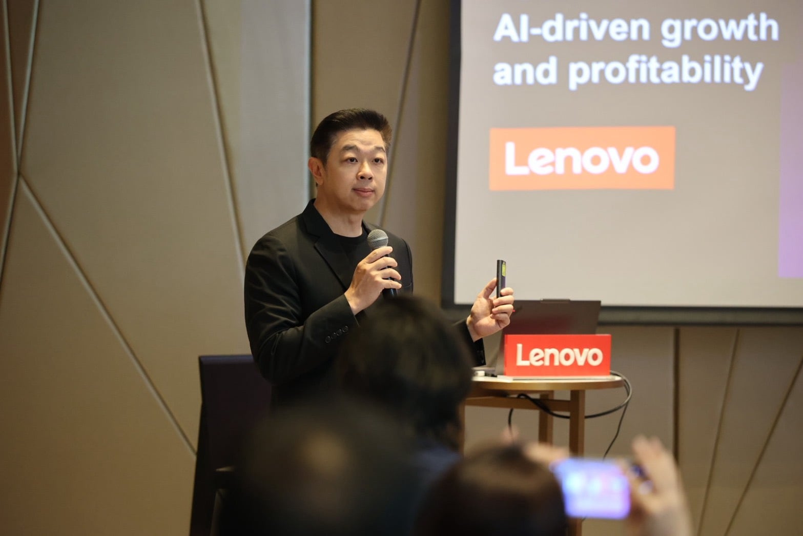 คุณวรพจน์ ถาวรวรรณ จาก Lenovo กำลังพูดเกี่ยวกับทิศทางของ Lenovo ในปี 2026
