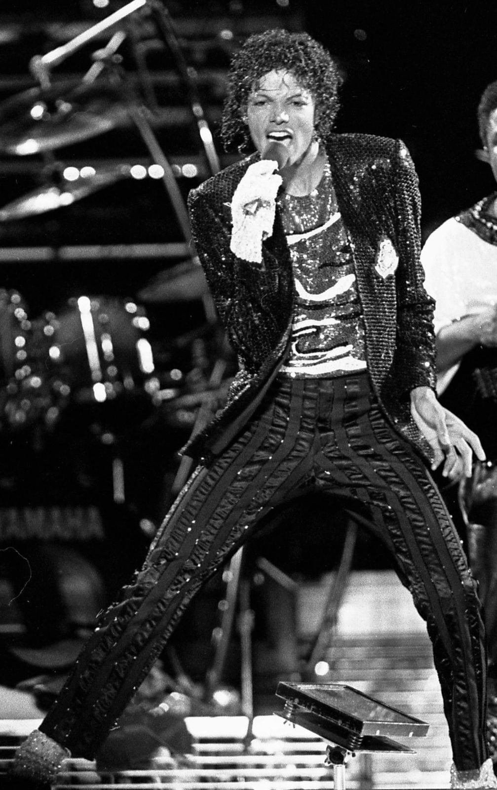 ไมเคิล แจ็กสัน ใน Victory Tour ณ Arrowhead Stadium ปี 1984 ปรากฏตัวพร้อมกับการสวมถุงมือเพียงข้างเดียว