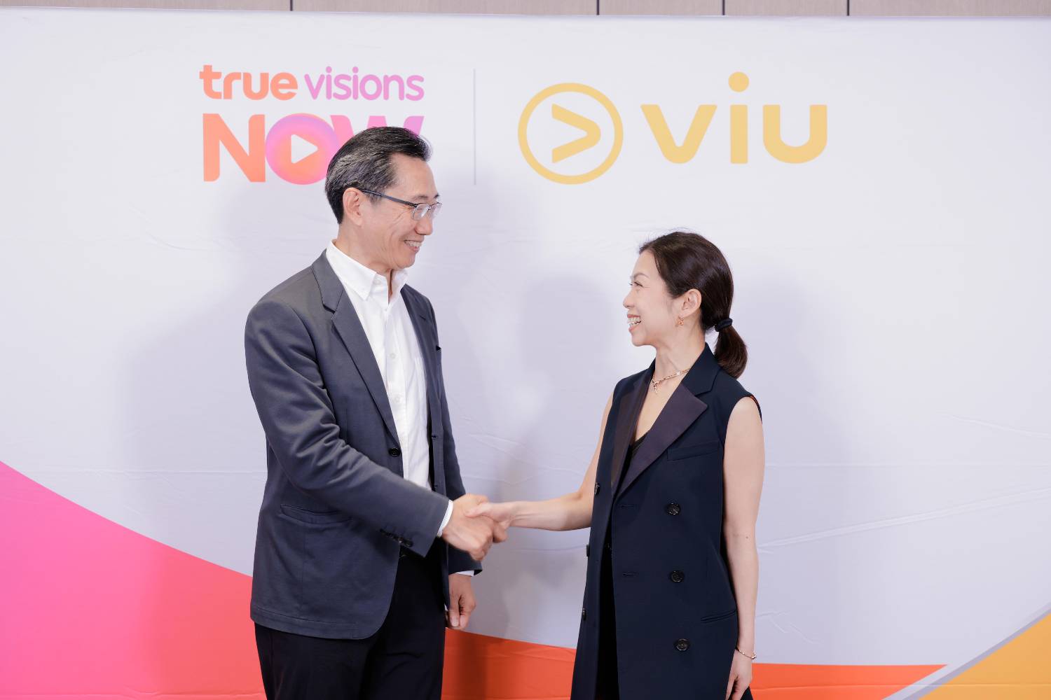 องอาจ ประภากมล หัวหน้าสายงานทรูวิชั่นส์และมีเดีย ทรู คอร์ปอเรชั่น และเจนิส ลี (Janice Lee) ประธานเจ้าหน้าที่บริหารของ Viu และกรรมการผู้จัดการ PCCW Media Group
